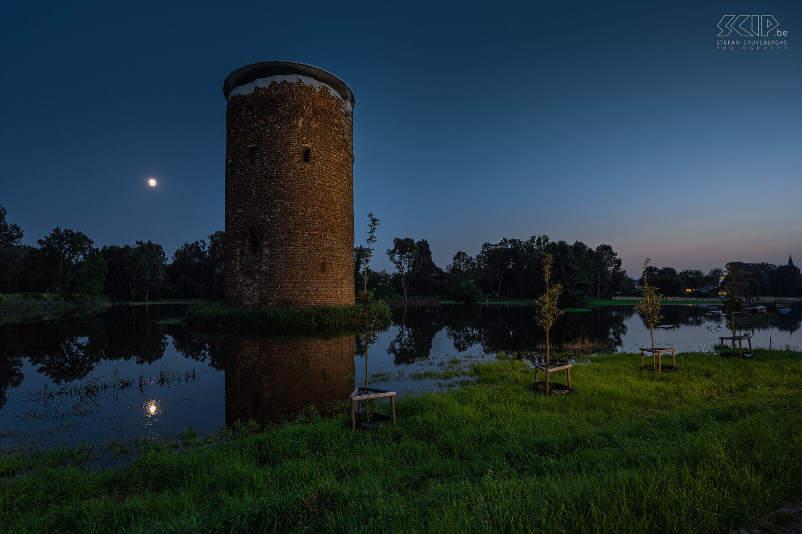 Hageland by night - Maiden's tower in Zichem In the summer of 2021 the Demer river overflowed its banks and the Maiden tower in Zichem stood in the water which resulted in a nice reflection with a full moon. This tower which was built in the 14th century and is located near the Demer river. In 2015 the tower was renovated and the surrounding location has been redeveloped a couple of years ago. Stefan Cruysberghs